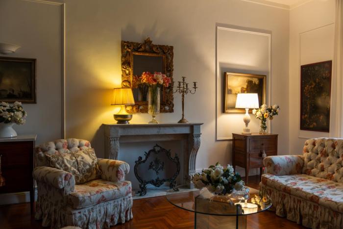 Derah Ari- Via Carlo Poerio,98