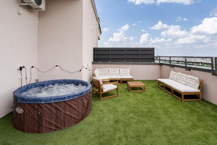 Downtown Skyline Penthouse w Parkview&Jacuzzi