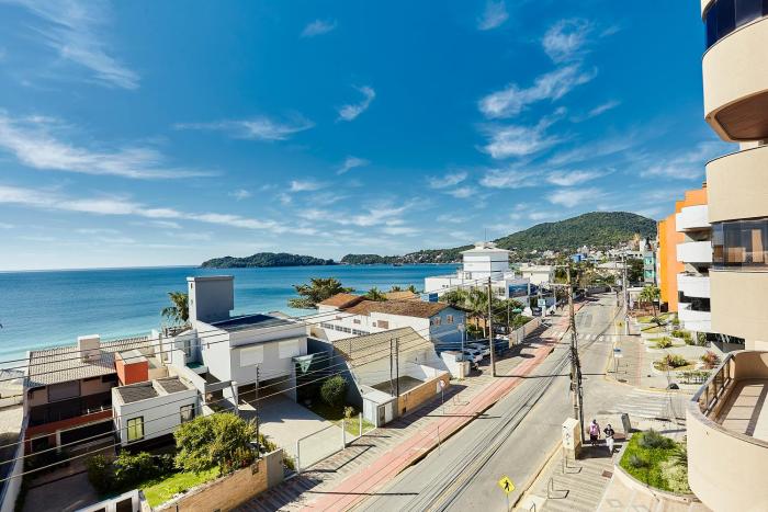 187 Apartamento 50m da Praia. Bela vista ao mar. Em Avenida principal de Bombinhas.