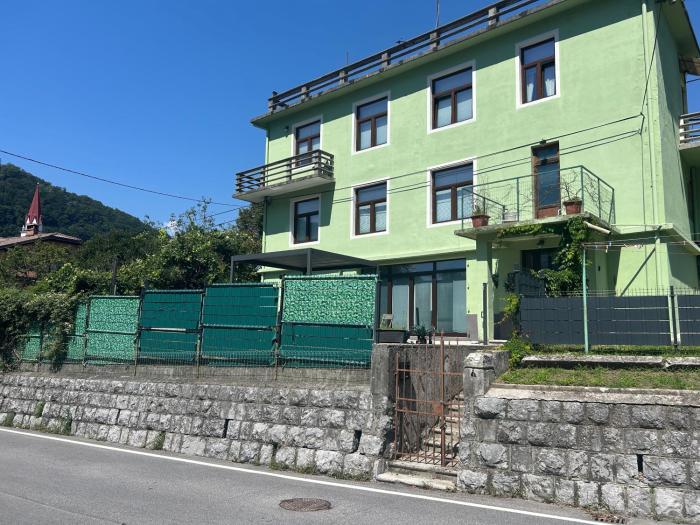 22 - The Old Workshop with fired wood hot tub