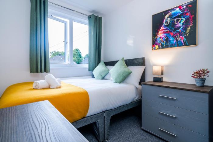 6 Bedroom House, ideal for contractors, short and long term stays, Free Parking