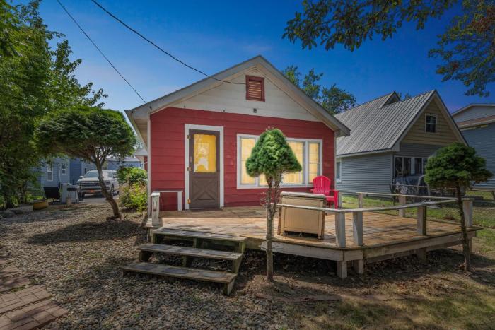 Daves Last Resort-House on the Lake home