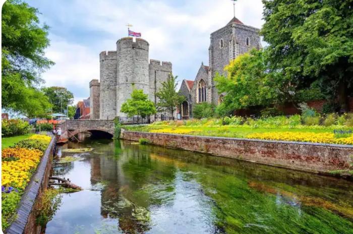 City Stays lovely 3 Bedroom Flat in Canterbury wt cathedral views