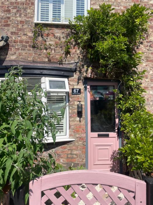 Quirky little end of terrace