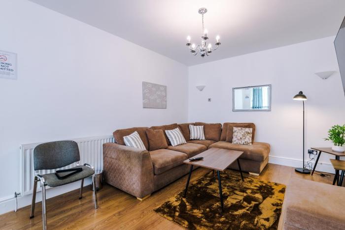 Spacious Stretford 3-Bed, Driveway Parking, Pool Table, Sleeps 6