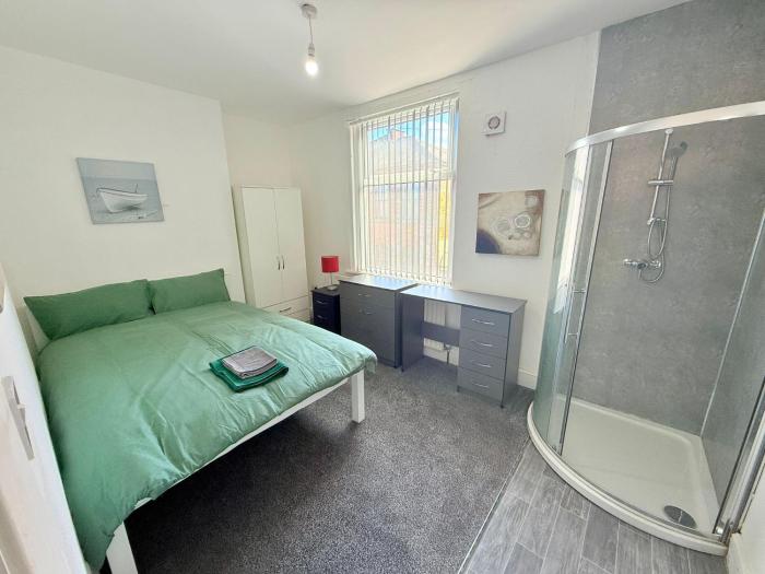 BIG double room Attached Shower near to city center