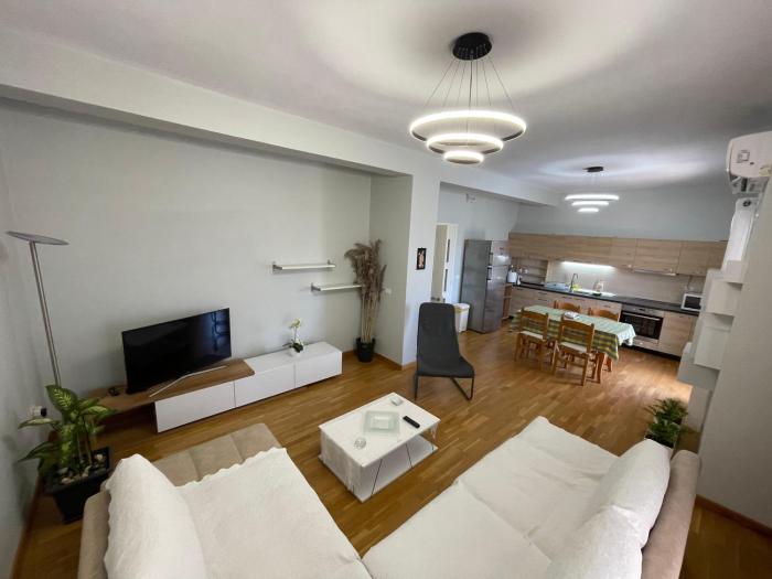 Tomorr View Apartment - Entire Floor with Veranda and Office