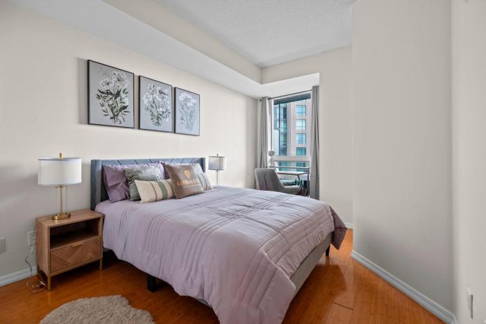 Superior 1Bedroom&DEN Condo with Balcony