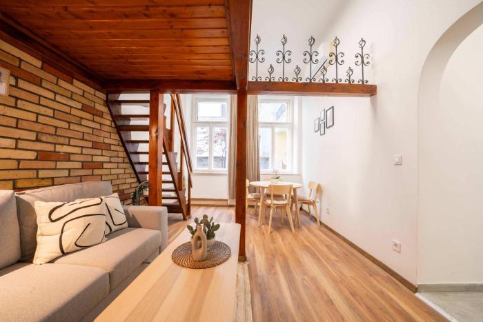 Central Loft 2BR Sleeps 6