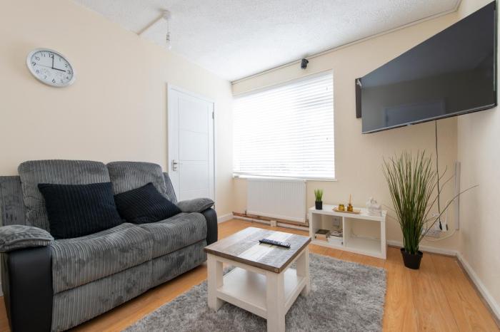 Comfort Meets Style, 3-Bedroom Home, Greenwich, Sleeps 10! Contractor & Group Friendly!