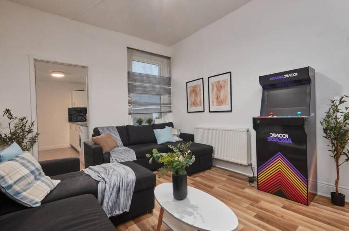 Spacious 4-Bed House for 12 Guests with Parking