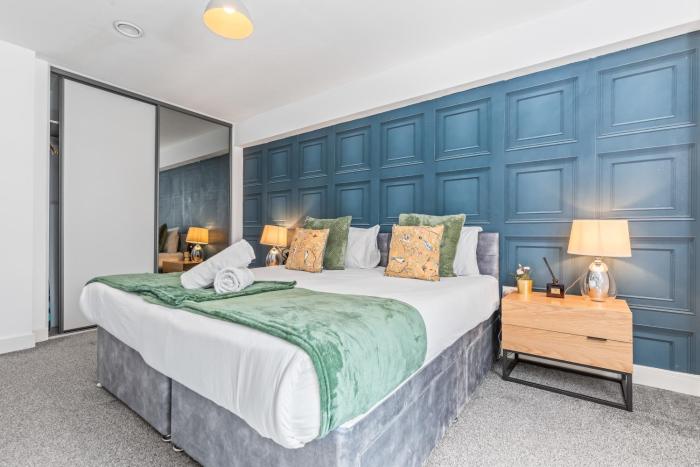 Cosy 1-Bedroom Apartment, Sleeps 3, Private Patio, Parking, Central Location