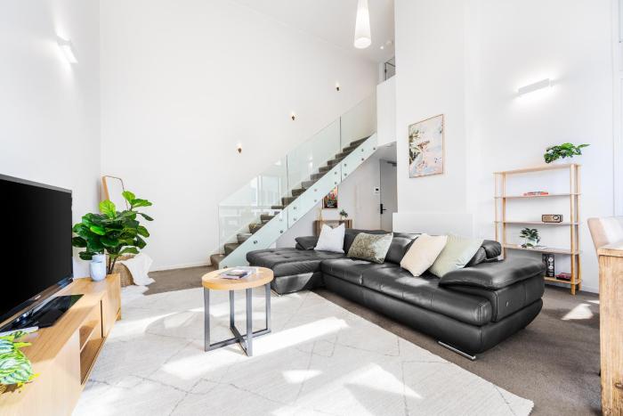 Foundry Top Floor 2BR Loft Parking & Workspace