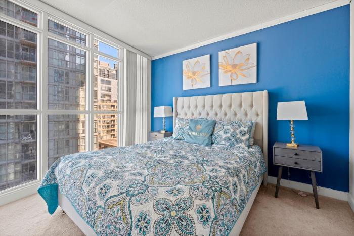 Azure 1Br & Den Apartment with Lake Ontario Views