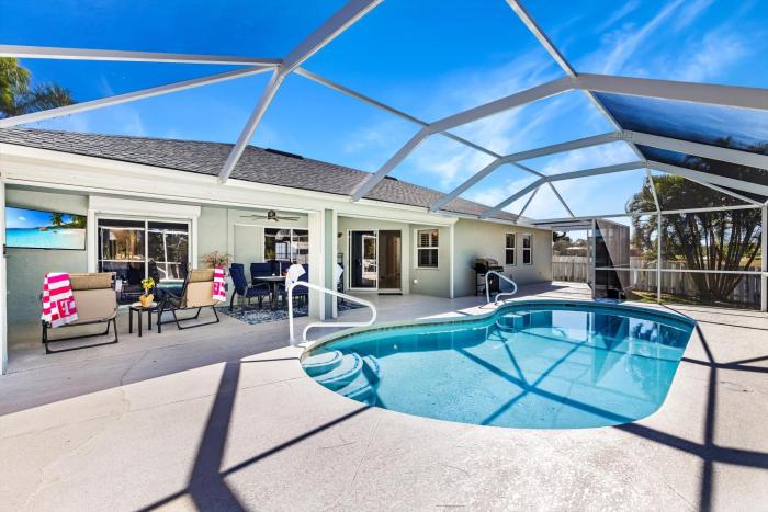 Villa Blue Coral Oasis - Great outdoor living area! Electric-heated pool & fully fenced yard - SWFL Rentals