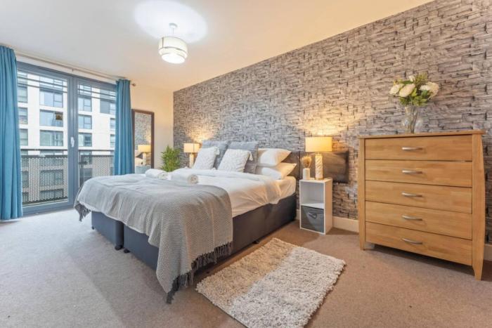 Modern 1-Bedroom Apartment with Balcony, Free Parking, WIFI, Perfect for Families and Groups