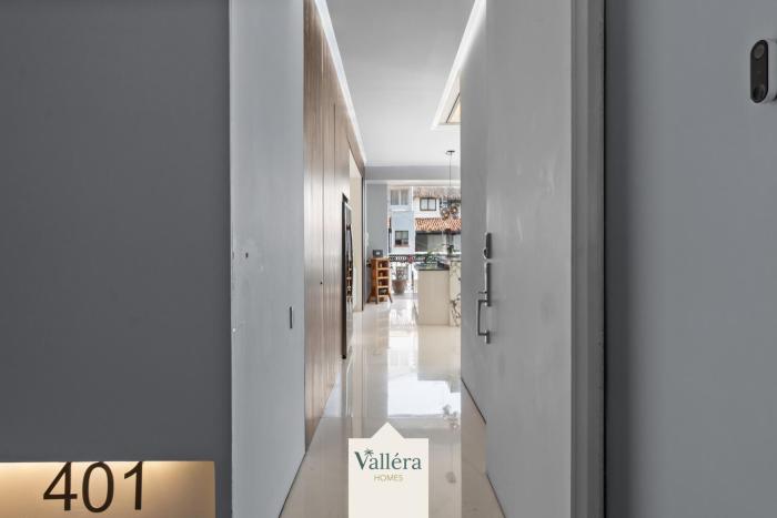 Pier 57, Sea & Mountain View