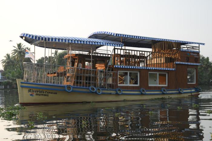 Riveria Caravan Houseboat