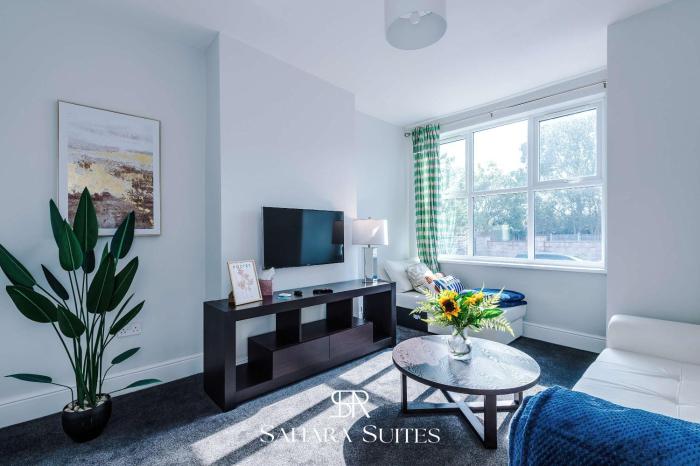 Stylish 4-Bedroom Salford Home - Sleeps 9 - Parking - Long Term Stays