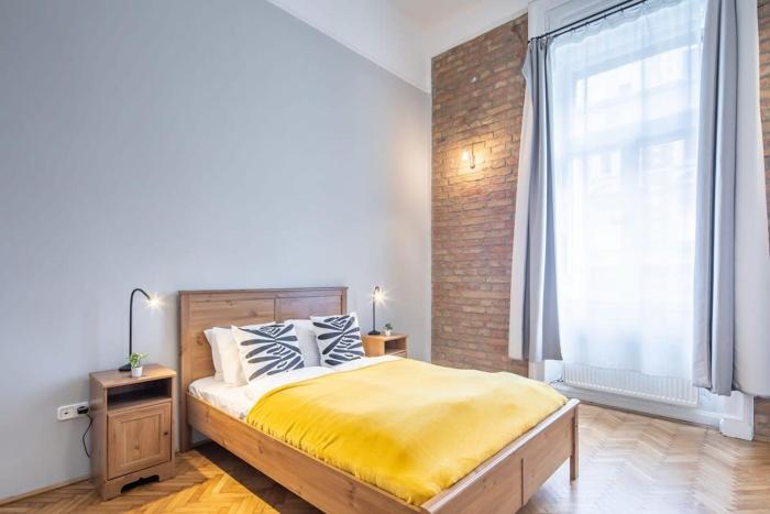 Central - Balcony - Large Home