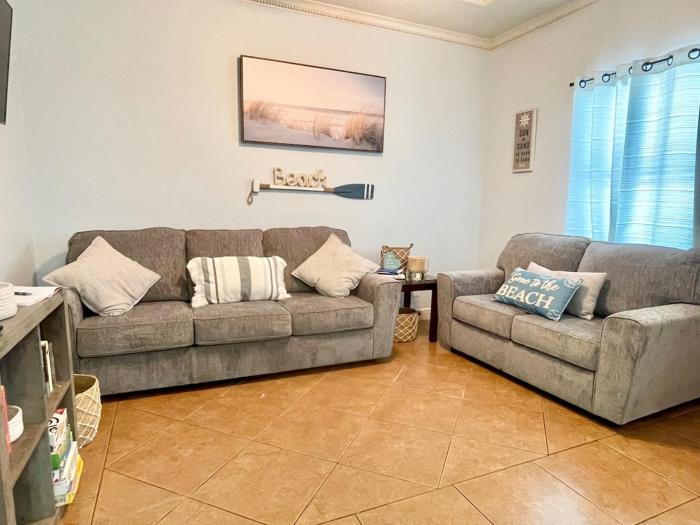 Family & pet friendly beachside condo!