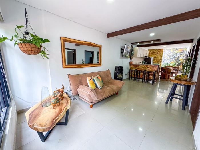 Family Home, 3 minutes from the Airport, parking