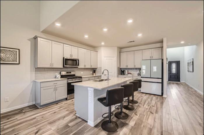 Furnished 5-bed-3-bath Executive Home