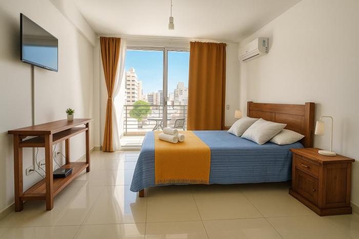 Estudio luminoso con balcón cerca de UADE y Favaloro