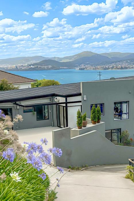 4 bedrooms luxury Sea View Family retreat in Sandy bay