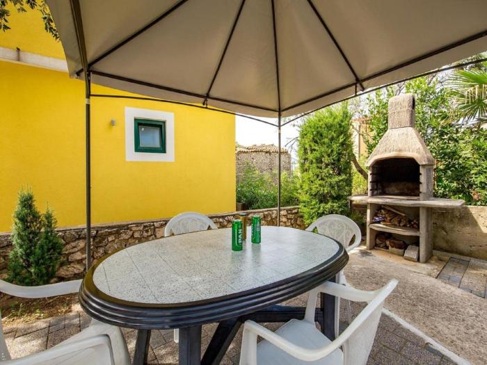 Inviting Apartment near Mala Mandra Beach