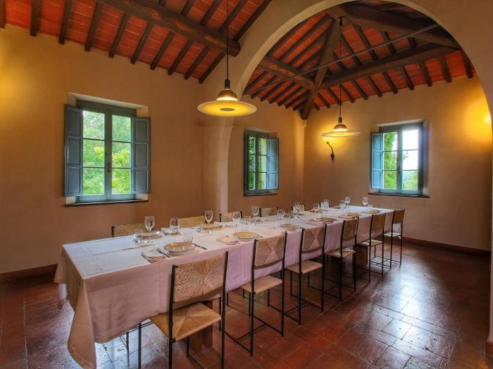 Expensive Villa with Tennis Court in Sinalunga