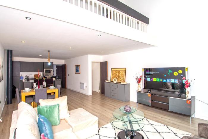 New Apartment - Sleeps 4 - Parking - City Centre