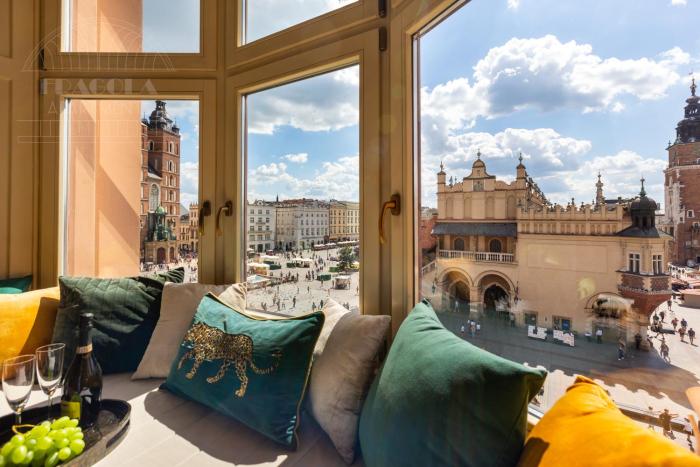 Feniks Main Square by Fragola Collection