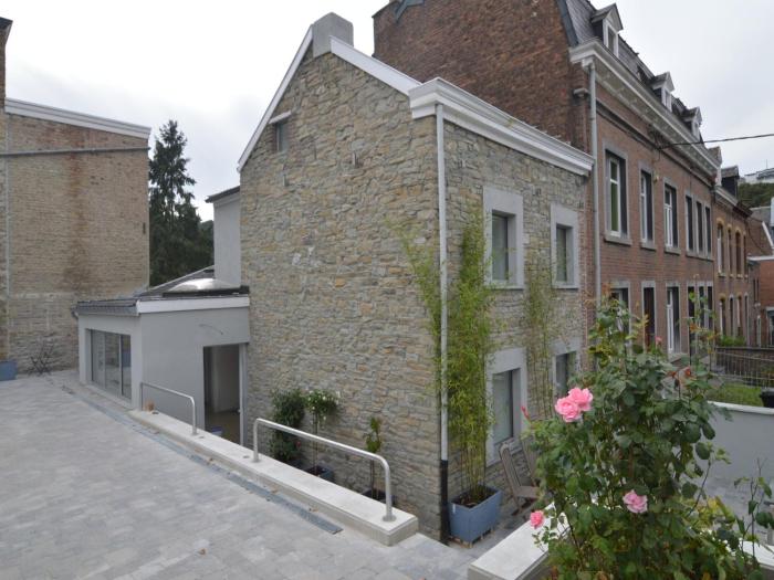 Stylish Stay Near Forest