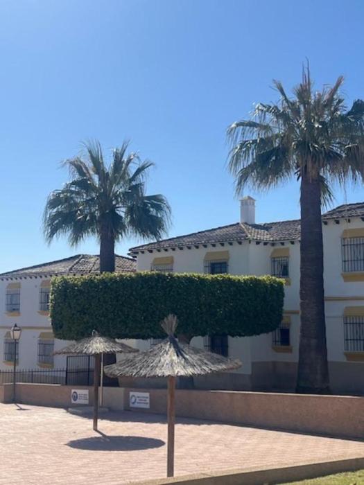 BEAUTIFUL RENOVATED 1 BEDROOM APARTMENT WITH ACCESS TO 4 POOLs