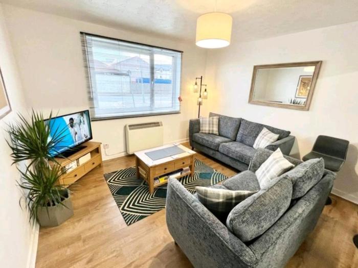 Two Bed Holiday Home with Free Parking in Inverness