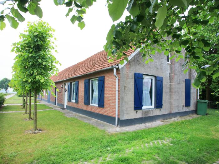 Farmhouse in Nederweert near Canal Trails