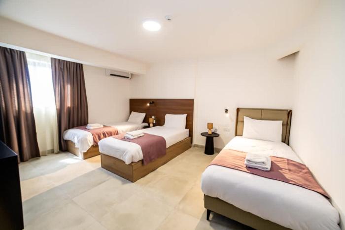 Spacious Studio with 3 Single Beds - by HostMT