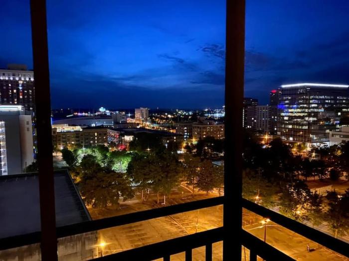 City Views & Downtown Vibes Your Urban Oasis