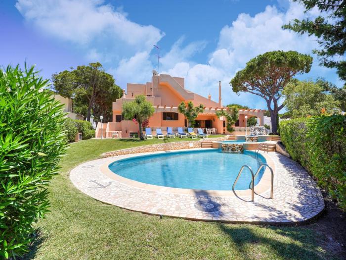 Villa in Vilamoura with Pool near Beach