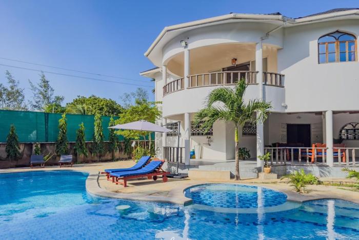 Elegant 5BR Diani Villa with Pool & Beach Access