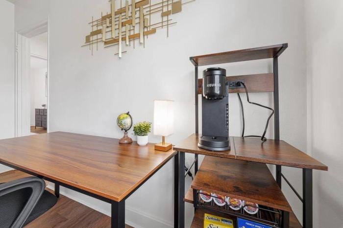 20 Minute Walk to Tiger Stadium King Bed