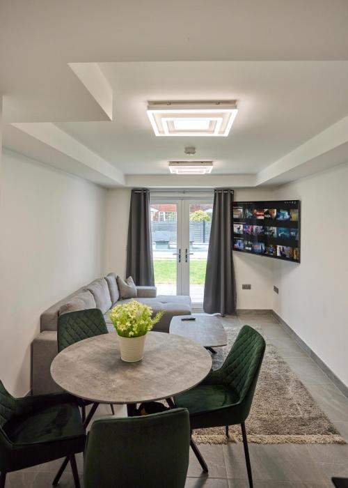 The Ashcroft Studios & Apartments with Free Parking