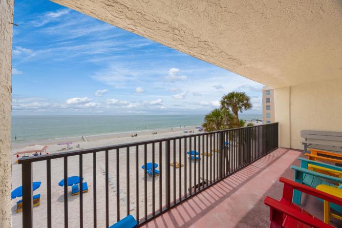 3BR Beachfront Getaway LARGE Balcony – Steps to the Sand