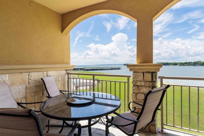 Lakefront Corsicana Condo Pool and Private Balcony!