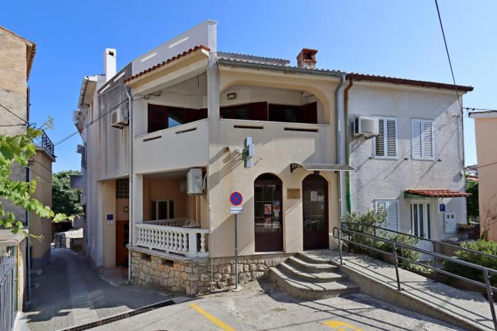 Apartments and rooms with parking space Vrbnik, Krk - 5302