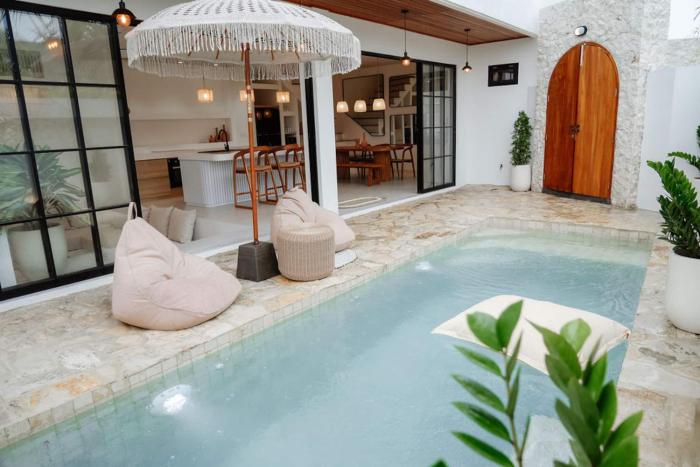 Villa Dawnhaven - 3BR Modern Enclosed Berawa Villa 4min to Beach