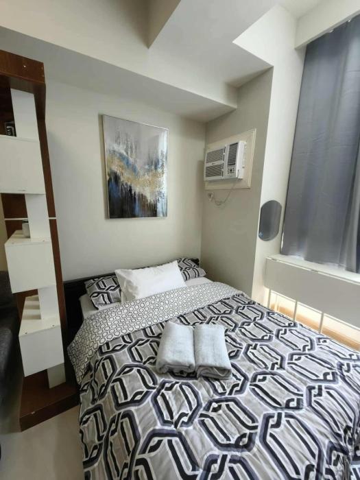 Brand new!! A City lights Studio at Congressional Ave - CTC 2