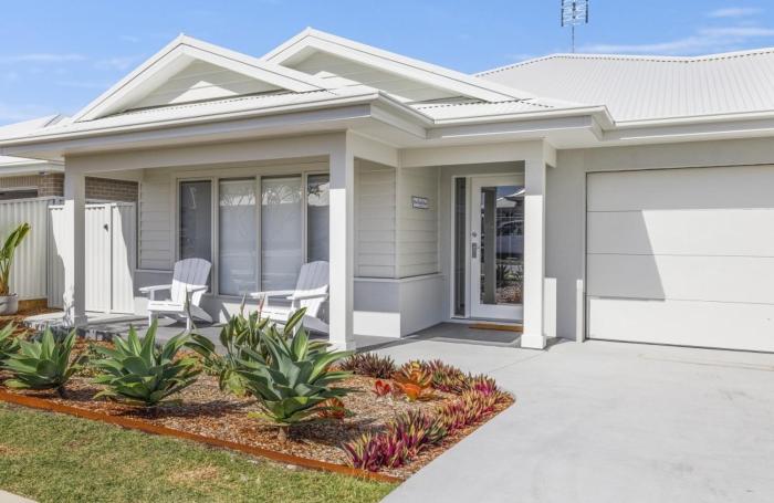 Main Beach House - Coastal Family Holiday Home