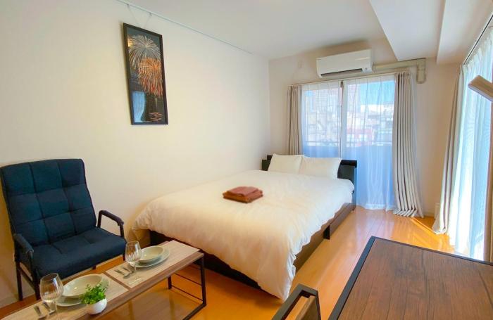 Walk to JR Shinjuku - Grand Écru II 605 - Balcony & Kitchen